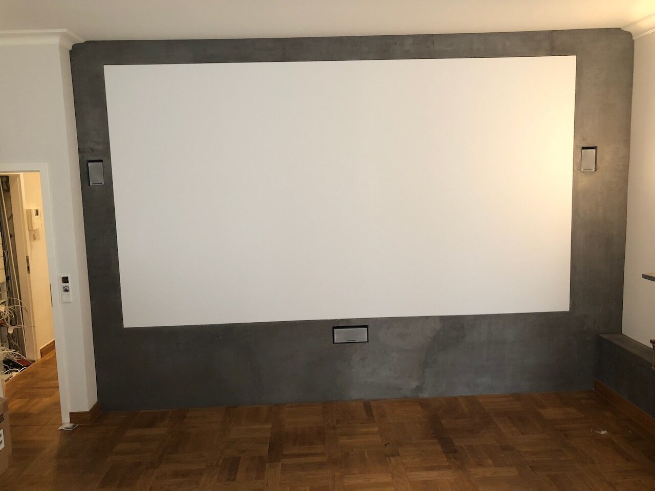 Heimkino mit großer Projektionsleinwand