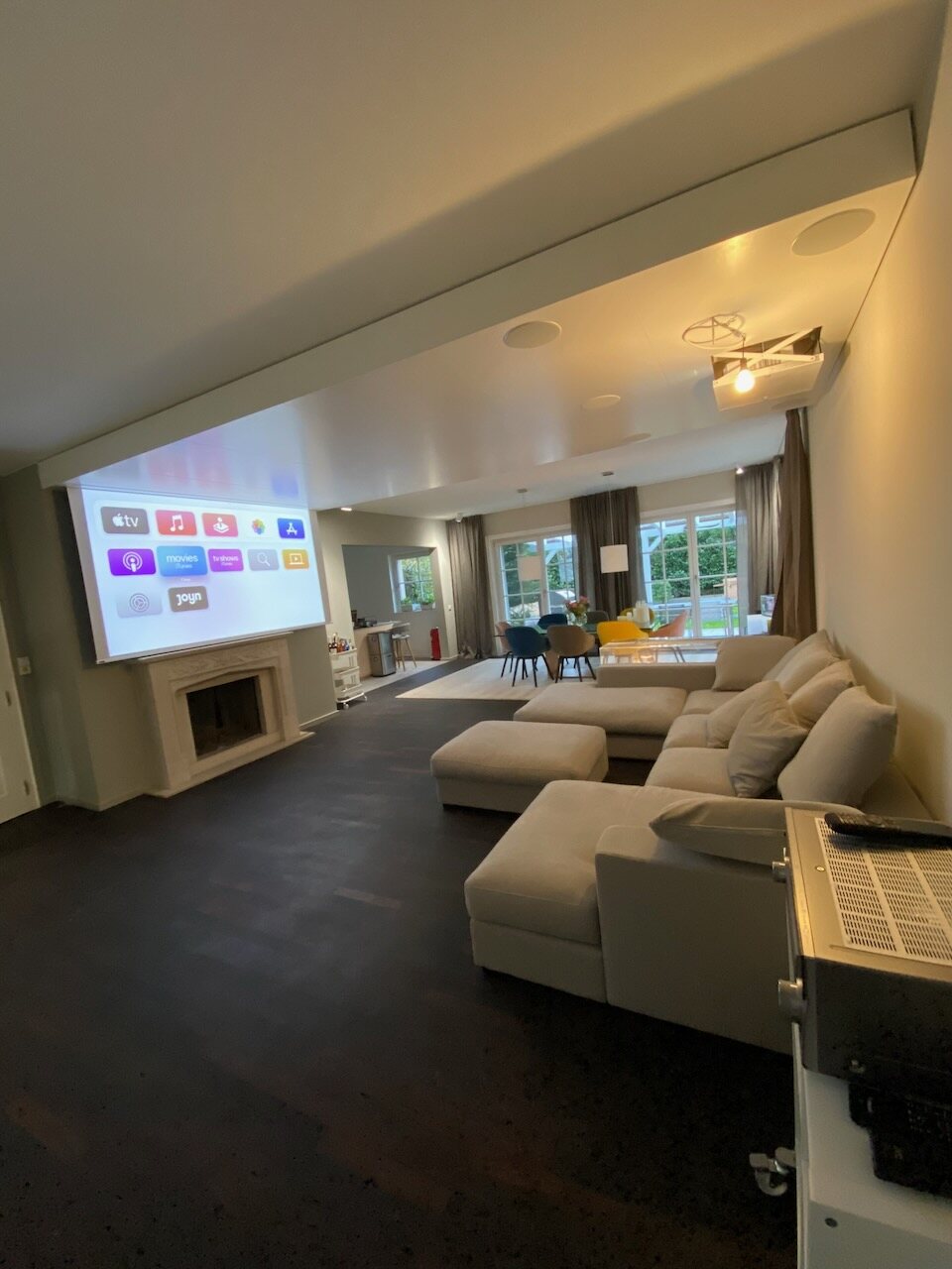 Integriertes Heimkino im Wohnzimmer