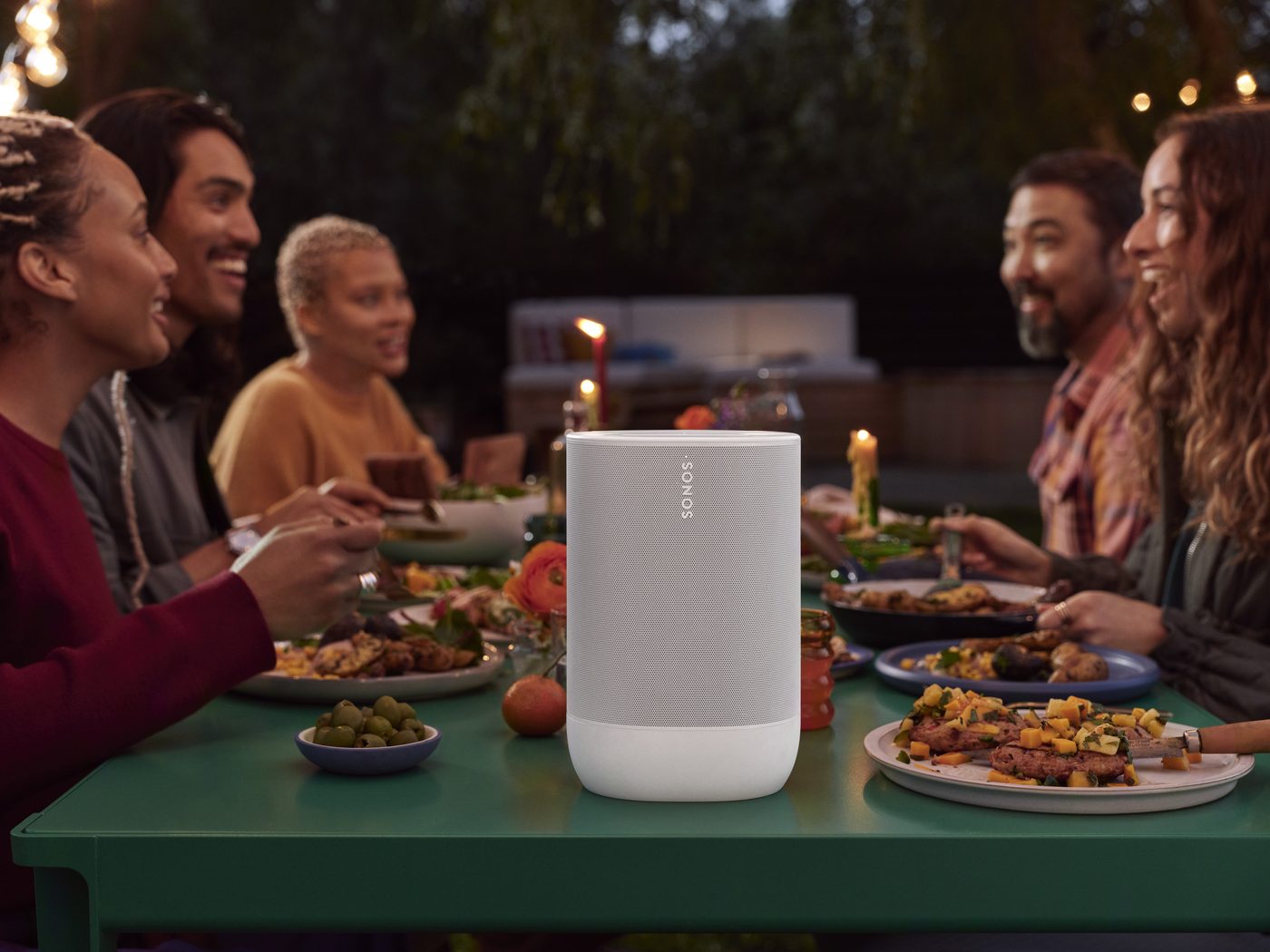 SONOS Move im Garten beim Essen mit Freunden